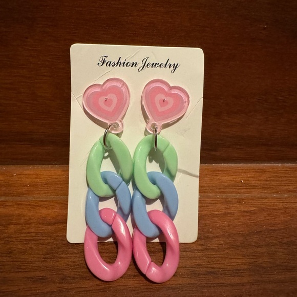 🚨BEAUTIFUL PASTEL ACRYLIC WELL MADE EARRINGS W/ PINK HEARTS GOES W/ POWDER PUFF - Picture 4 of 5